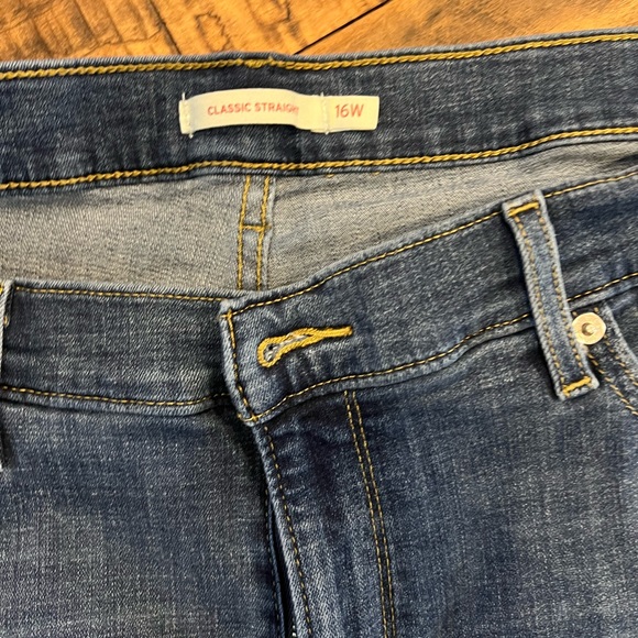 Blue Straight Leg Jeans with Vintage Look and Classic Indigo Color - Picture 2 of 3